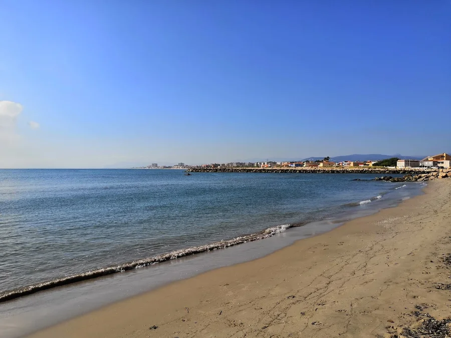 Playa de Venecia en Gandía: Pequeña y Tranquila